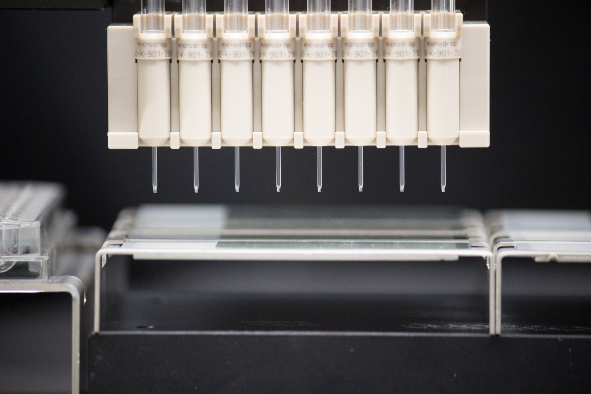 Eight-channel microdispensing configuration for parallel precision dispensing