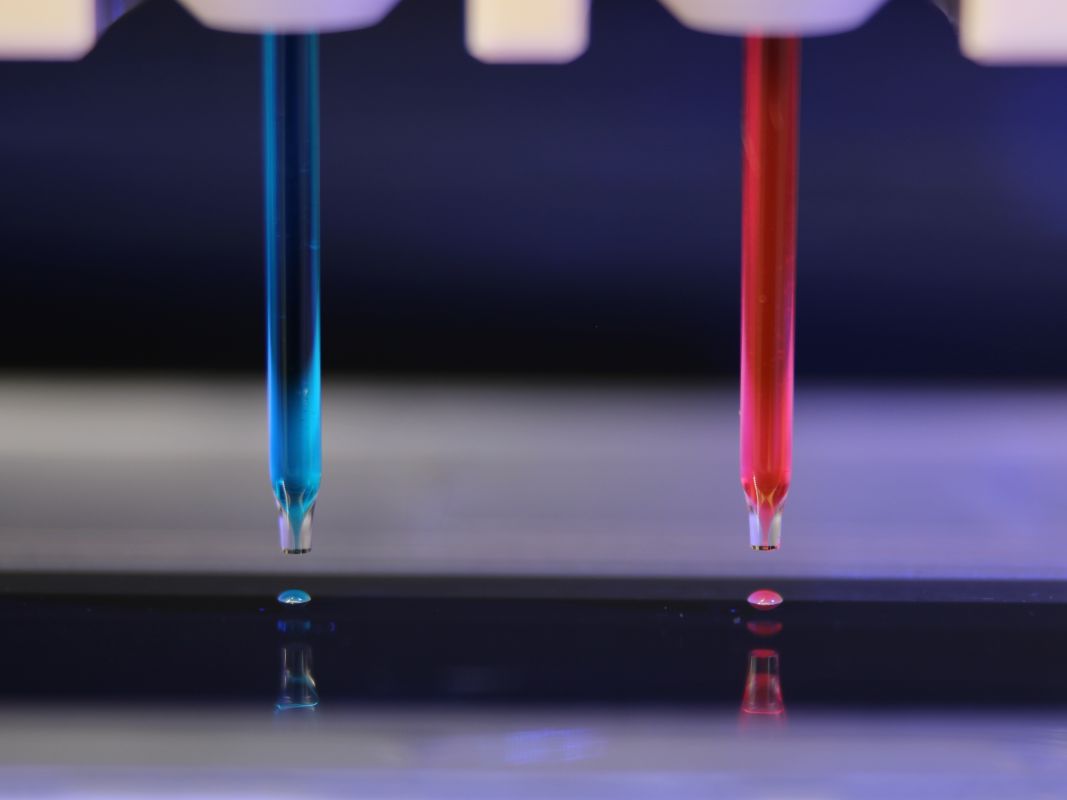 Precision microdispensing of small droplets from two dispensing pipettes