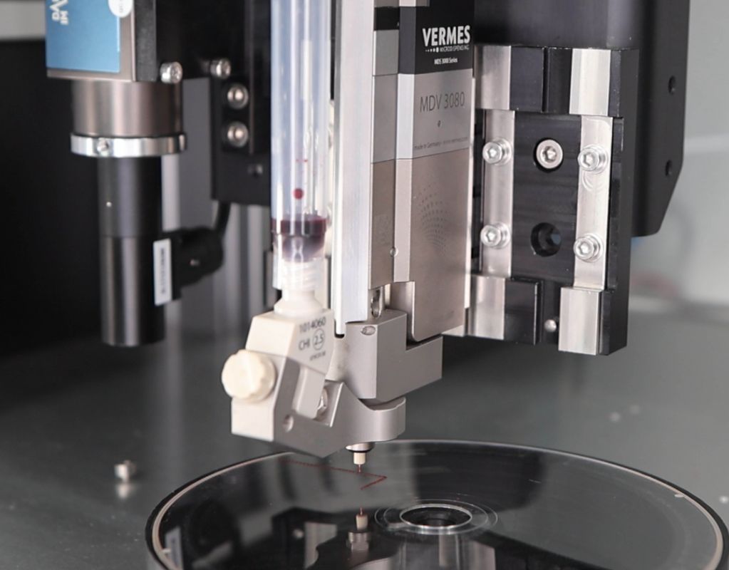 Nanoliter and low-microliter dispenser for non-contact liquid jetting